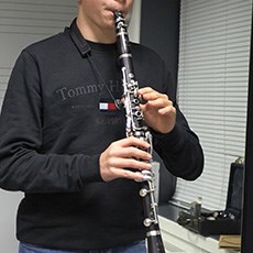 Dreng spiller klarinet