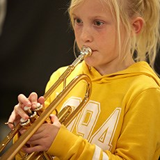 Pige spiller trompet