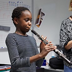 Pige spiller obo